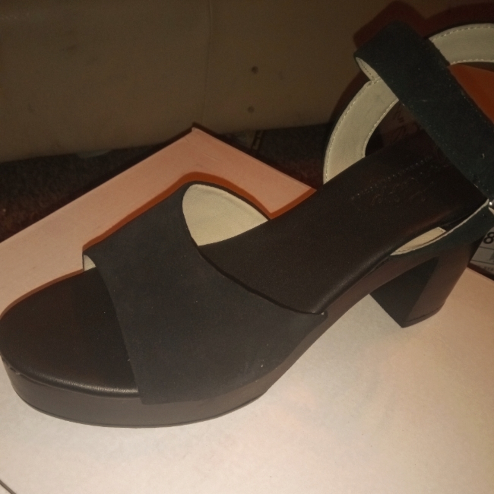 NWT signature by journee collection KATANA heels